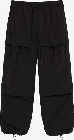 Bershka Loose fit Cargo trousers in Black: front