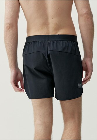 Born Living Yoga Regular Short Malaui ' ' in Schwarz