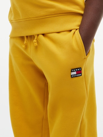 Effilé Pantalon TOMMY HILFIGER en jaune
