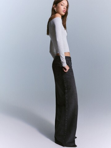 Tricou de la Bershka pe gri