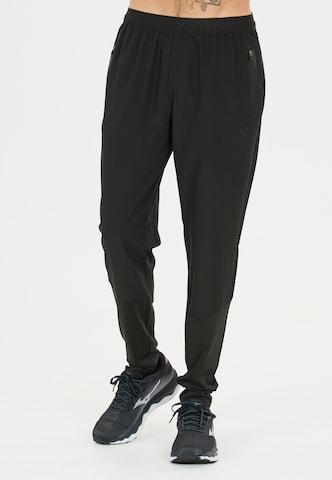 Virtus Tapered Sweathose 'Blag V3' in Schwarz: Vorderseite