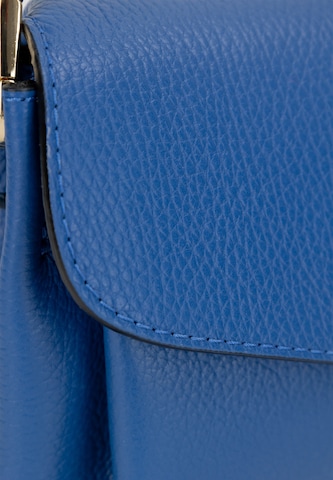 Usha Clutch in Blau