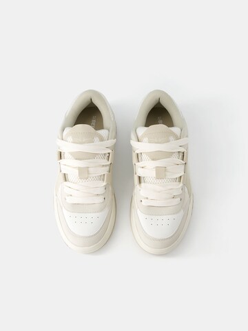 Bershka Sneakers laag in Beige