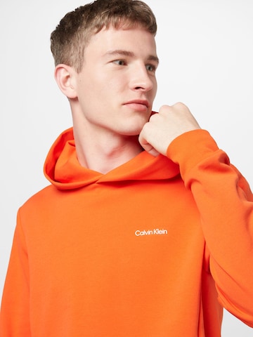 Calvin Klein Суичър в оранжево