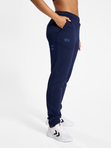 Hummel Tapered Sporthose in Blau