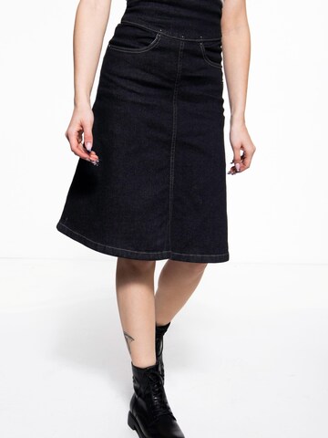 Queen Kerosin Skirt in Black: front