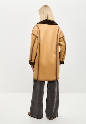 CESARE GASPARI Tussenmantel in Beige