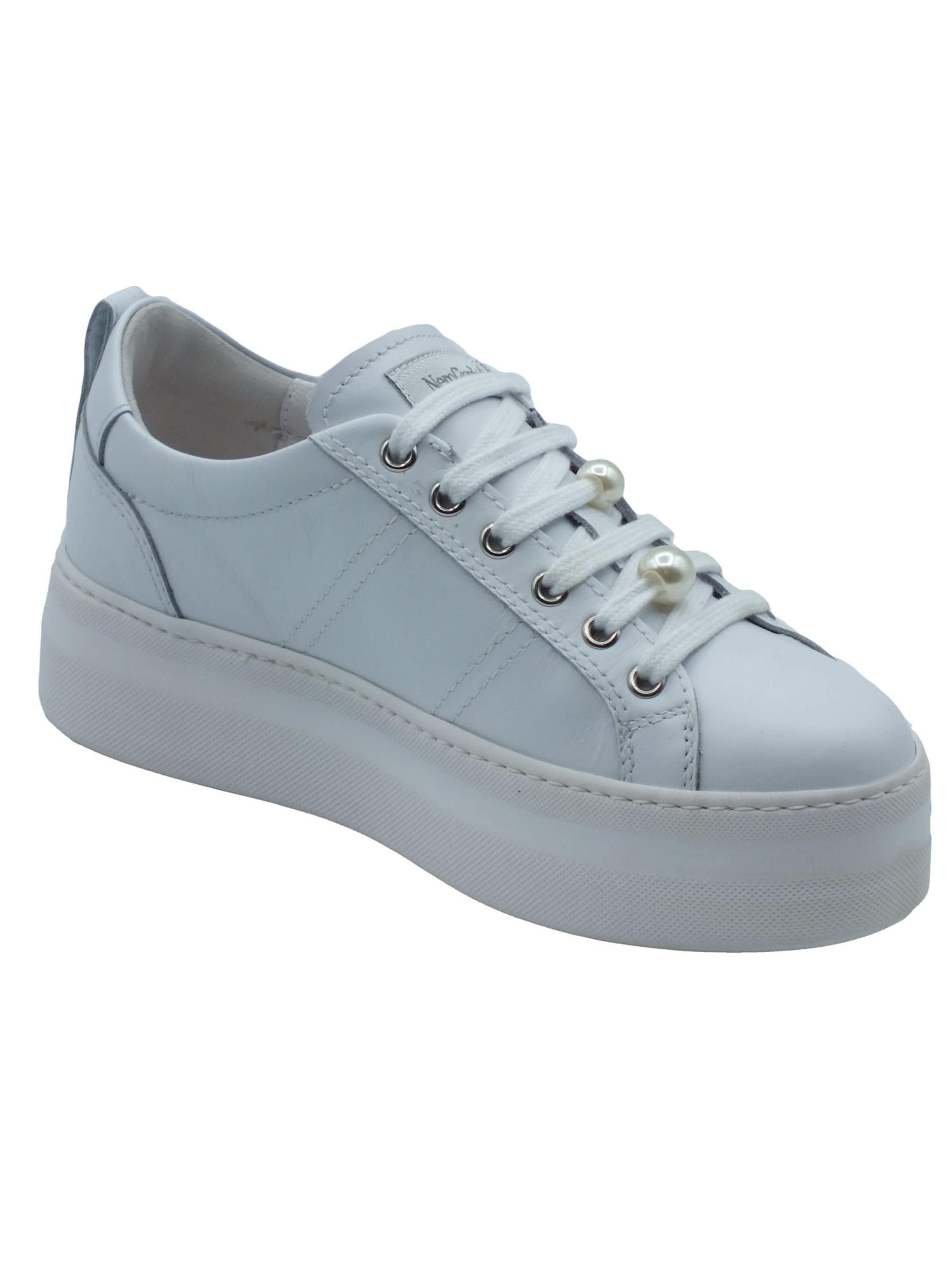 Baskets basses Nero Giardini en blanc