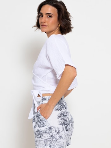 SASSYCLASSY Blouse in White