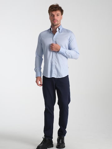 Camicia business 'Marco Polo Iconic Satin Man Shirt White' di 7Camicie in blu: frontale