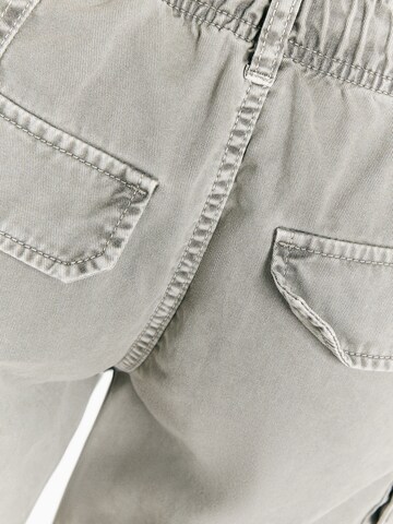 Bershka Regular Shorts in Grau