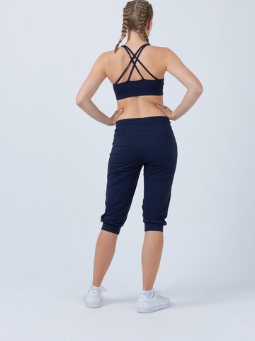 SPORTKIND Loosefit Sportbroek 'Caprihose mit Taschen' in Blauw