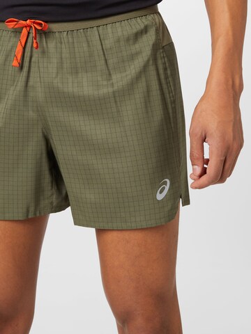 ASICS Tapered Sportshorts in Grün