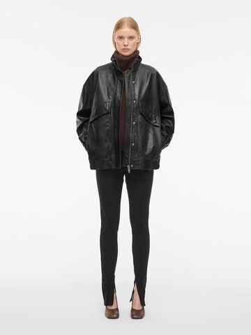 ROUGE EDIT Overgangsjakke i sort