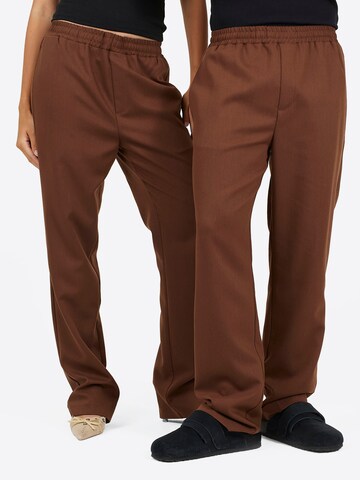 Legacy Studios Loosefit Broek in Bruin: voorkant