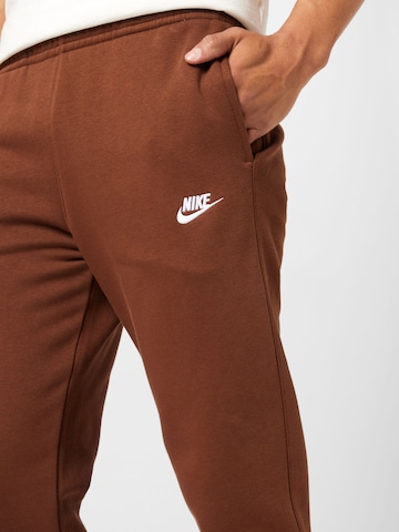 Nike SportswearTapered Hlače 'Club Fleece' - smeđa boja