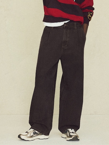 Bershka Baggy Pleat-front jeans in Brown: front