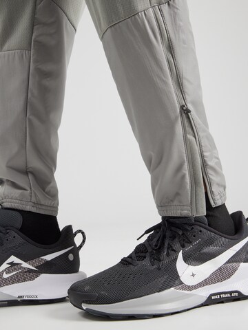 NIKE Конический (Tapered) Спортивные штаны 'Sphere Challenger' в Серый