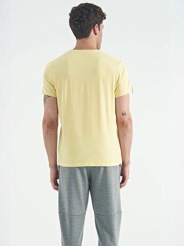 T-Shirt Tommy Life en jaune