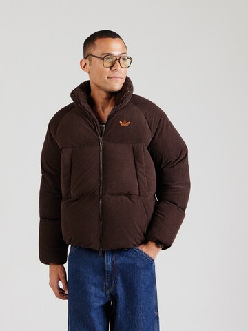 ADIDAS ORIGINALS - Chaqueta de invierno en marrón: frente
