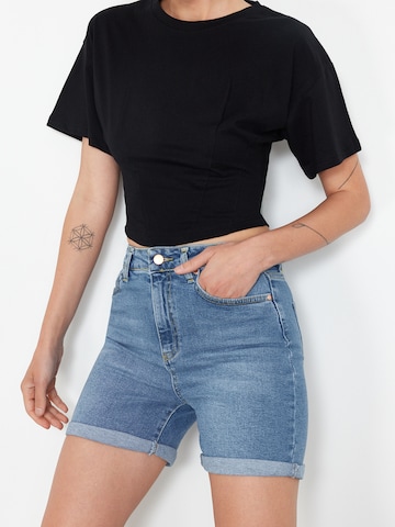 Trendyol - Camiseta en negro: frente