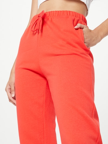 Effilé Pantalon 'Chilli' PIECES en rouge