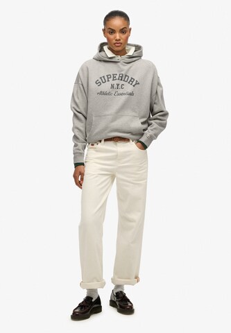 Sweat-shirt 'Athletic Essentials' Superdry en gris
