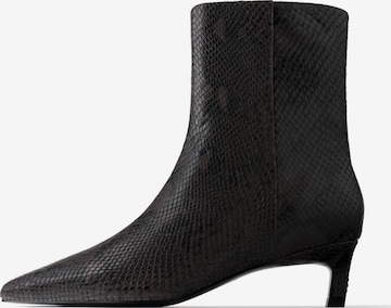 Cizme glezne 'STEAL THE SHOW' de la L37 HANDMADE SHOES pe maro: față
