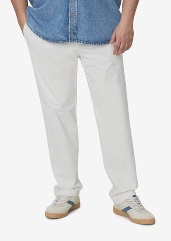 Coupe slim Pantalon chino Marc O'Polo en blanc : devant