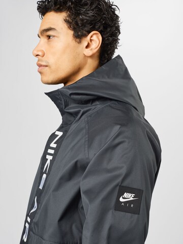 Nike Sportswear Přechodná bunda – šedá