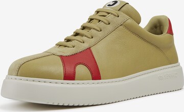 Baskets basses CAMPER en beige : devant