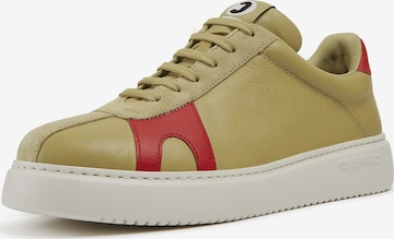 Baskets basses CAMPER en beige : devant