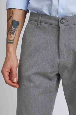 !Solid Slimfit Chinohose in Grau