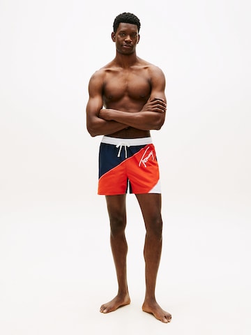 TOMMY HILFIGER Badeshorts in Rot