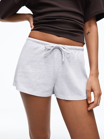 Bershka Regular Housut värissä harmaa