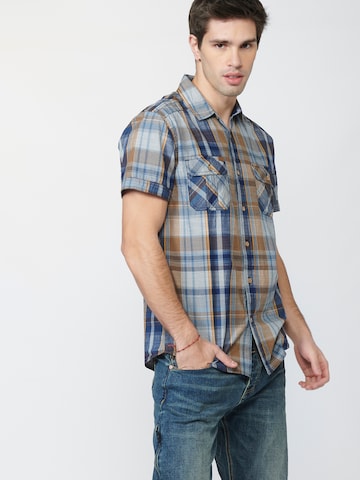 KOROSHI - Regular Fit Camisa em castanho: frente