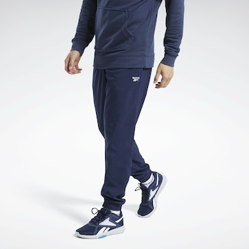 Effilé Pantalon de sport Reebok en bleu : devant