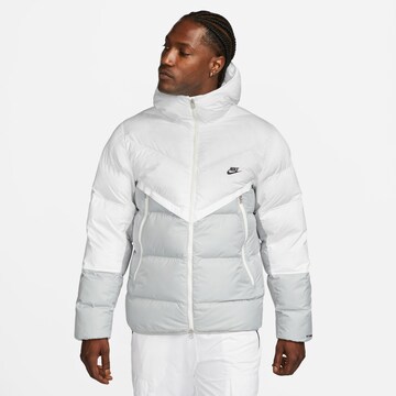 Nike Sportswear Χειμερινό μπουφάν σε γκρι: μπροστά