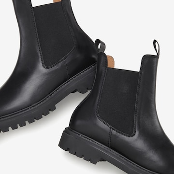 Elbsand Chelsea Boots in Black