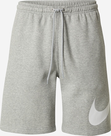 Pantalon 'CLUB' Nike Sportswear en gris : devant
