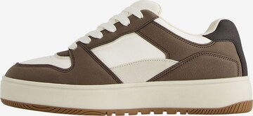 Bershka Sneaker in Braun