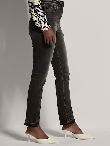 MADELEINE Tapered Jeans in Grau