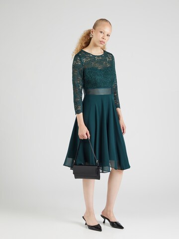 Rochie de cocktail de la APART pe verde: față