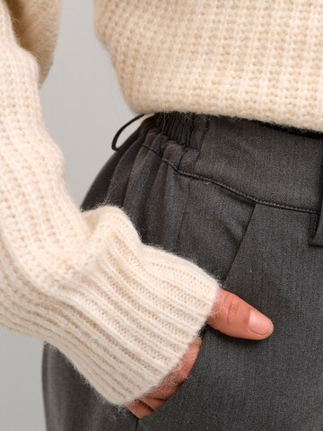 Kaffe Regular Pleated Pants 'Sakura' in Grey