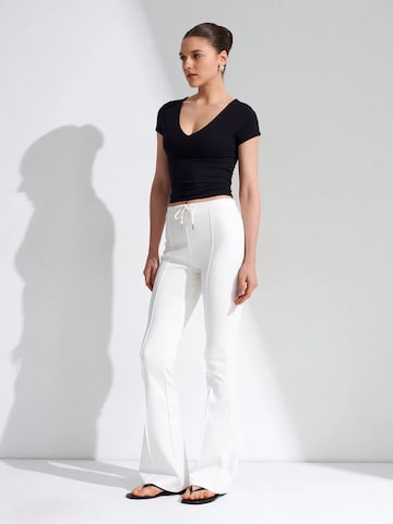 Dilvin Flared Pants in White: front