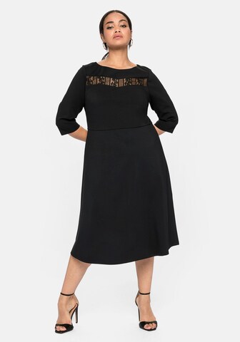 Rochie de la SHEEGO pe negru: față