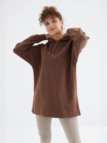 Felpa di Tommy Life in marrone