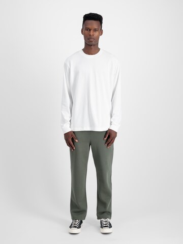ALPHA INDUSTRIES Regularen Hlače | zelena barva