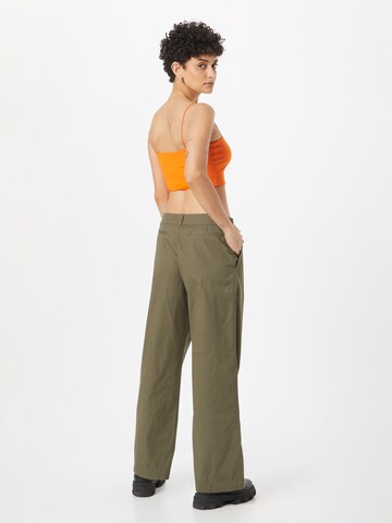 Monki - Loosefit Calças com pregas em verde