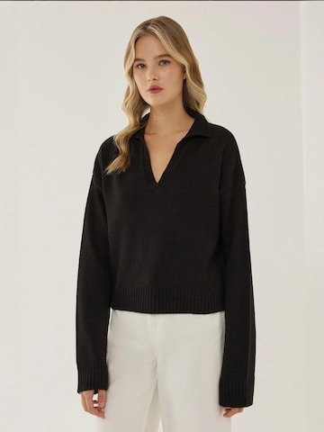 Hiccup Pullover in Schwarz: Vorderseite